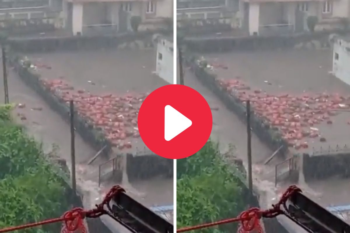 पावसाच्या पाण्यात डझनभर गॅस सिलेंडर गेले वाहून