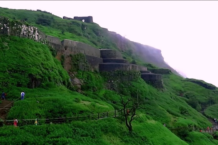 सहयाद्रीच्या डोंगररांगावर वसलेला विशाळगड हा किल्ला कोकण आणि घाटमाथ्याल्या जोडणाऱ्या अणुस्करा व आंबा घाटावर नजर ठेवण्यासाठी शिलाहार काळात बांधला होता. छत्रपती शिवाजी महाराजांनी हा गड जिंकल्यानंतर या किल्ल्याचे खेळणा वरून विशाळगड असे नामकरण केलं. गडावर बस किंवा खाजगी वाहनानं जाता येतं. आपला दैदिप्यमान इतिहास अनुभवण्यासाठी या ठिकाणी एकदा जरुर भेट दिली पाहिजे.