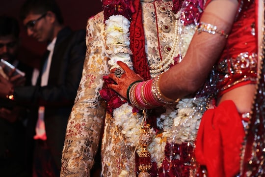 वधू-वर एकमेकांना फुलांचे हार का घालतात? 