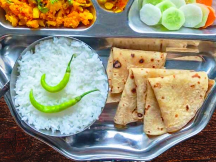 चपाती, भाज्या आणि भात हे क्लासिक भारतीय दुपारचे किंवा रात्रीचे जेवण असते. मात्र चपाती आणि तांदूळ हे दोन प्रकारचे वजनदार धान्य आहेत, ज्यांचे ग्लायसेमिक इंडेक्स जास्त आहे. यांचे कधीही एकाच वेळी सेवन करू नये.