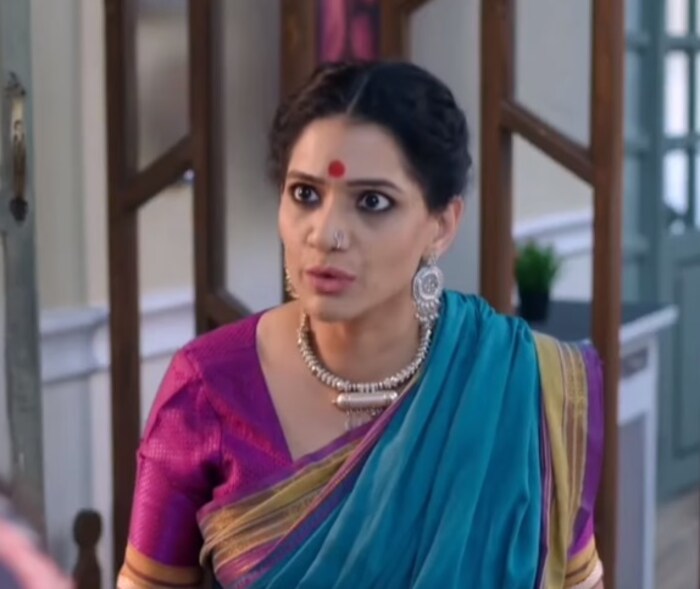  तुझेच मी गीत गात आहे ही मालिका 6.1 रोटिंगसह पाचव्या क्रमांकावर आहे. मालिकेत सध्या अभिनेत्री उर्मिला कोठारे आणि तेजस्विनी लोणारी यांची एंट्री झाली आहे.