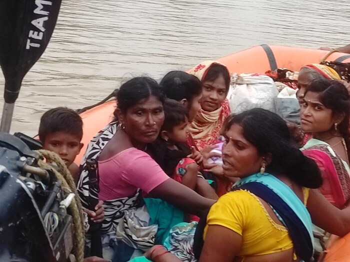 तर, दुसरीकडं SDRF ची टीम देखील महागावात पोहोचली. SDRF च्या बोटीमधून पूरग्रस्तांना बाहेर काढण्यात आले. या संदर्भात राज्याचे उपमुख्यमंत्री देवेंद्र फडणवीस यांनी ट्विट करुन तातडीने मदत पोहचवण्यासाठी प्रशासनास सुचना दिल्या. 