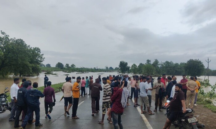हेलिकॉप्टरद्वारे बचावकार्याला सुरुवात केली मात्र वातावरणातील बदलामुळे हेलिकॉप्टराद्वारे करण्यात येणारे बचावकार्य थांबविण्यात आलं. मात्र sdrf चे बचाव कार्य सुरू आहे.