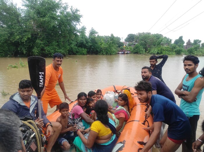 यवतमाळच्या महागाव तालुक्यातील अनंतनगर गावाला पुराने वेढा घातल्याने ग्रामस्थ अडकून पडले. त्यांना सुखरूप बाहेर काढण्यासाठी प्रशासनानं हेलिकॉप्टरसह SDRFची टीम बचावकार्यासाठी बोलावली. 