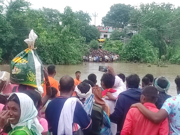 महागाव तालुक्यातील आनंदनगर तांडा येथे अडकलेल्या सर्व 110 नागरिकांना बाहेर काढून सुरक्षित ठिकाणी हलविण्यात आले आहे. भारतीय हवाई दलाच्या देखरेखीत SDRF चमूने बोटींच्या साहाय्याने हे मिशन पूर्ण केले. संपूर्ण टीमचे अभिनंदन, असे ट्विट फडणवीस यांनी बचावकार्यानंतर केलं.