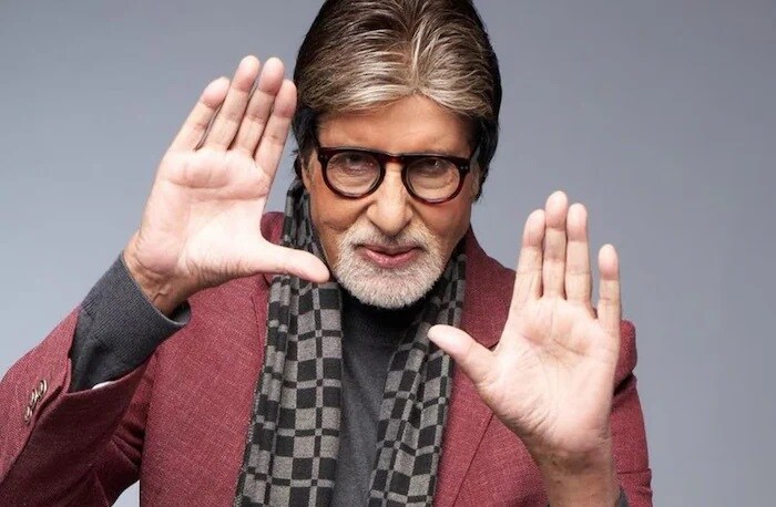 या यादीत पहिले नाव येते ते अमिताभ बच्चन यांचे. अमिताभ बच्चन अजूनही चित्रपटांमध्ये काम करताना दिसतात. एवढेच नाही तर ते 'केबीसी' होस्ट करून चांगली कमाईही करतात. मीडिया रिपोर्ट्सनुसार, अमिताभ बच्चन त्यांच्या प्रत्येक चित्रपटासाठी सुमारे 7 ते 10 कोटी रुपयांची तगडी फी घेतात.