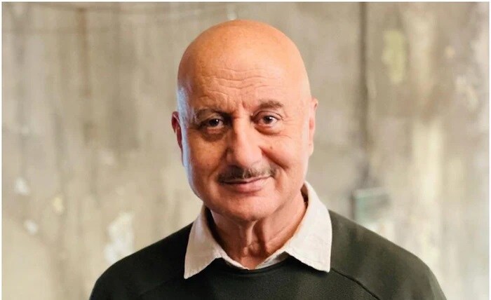 अनुपम खेर यांनी आतापर्यंत 500 हून अधिक चित्रपटांमध्ये काम केले आहे आणि ते सतत बॅक टू बॅक चित्रपट करत आहेत. चे त्यांच्या प्रत्येक चित्रपटासाठी 3 ते 5 कोटी रुपये भरमसाठ फी घेतो.