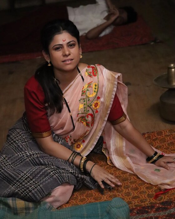 दशमीची आभारी आहे की मला एवढी मोठी संधी दिली. तसे पाहता निर्मिती संस्था, सहकलाकार, लेखक, संकलन विभाग, रंगभूषा, केशभूषा,वेशभूषा संगीत विभाग, स्पॉट बॉईज आणि रसिक मायबाप प्रेक्षकांपर्यंत सगळेच किती आणि कसे आभार मानायचे. मी कायम ऋणी राहीन. अशी पोस्ट अश्विनीने केलीय.
