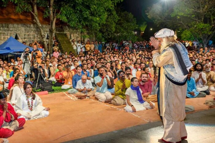 सध्या समांथा रुथ प्रभू तिच्या आगामी 'खुशी' या चित्रपटाची वाट पाहत आहेत जो 1 सप्टेंबर 2023 रोजी देशभरातील चित्रपटगृहांमध्ये प्रदर्शित होणार आहे. यामध्ये ती विजय देवराकोंडासोबत दिसणार असून चित्रपटात दोघेही एकमेकांसोबत रोमँटिक सीन करताना दिसणार आहेत. पण खुशी हा या वर्षीचा समांथाचा शेवटचा चित्रपट असेल, कारण तिने आता इंडस्ट्रीतून ब्रेक घेतला आहे. सध्यातरी तिनं प्रकृतीवर लक्ष केंद्रित करण्यासाठी कामातून सुट्टी घेतली आहे. नुकतेच तिने असेही सांगितले की, या काळात ती कुठेतरी व्यस्त असणार आहे.