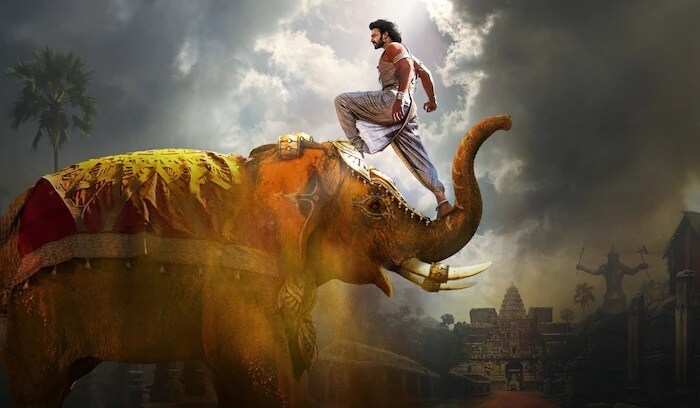 2017 मध्ये आलेल्या प्रभासच्या 'बाहुबली 2' या सिनेमाने बॉक्स ऑफिसवर धुमाकूळ घातला होता. साऊथचा एखादा चित्रपट संपूर्ण बॉलीवूडला धूळ चाकलेस असं कोणालाच वाटलं नव्हतं. तो त्यावर्षी देशातील सर्वाधिक कमाई करणारा चित्रपट ठरला. (फोटो क्रेडिट्स: IMDB)