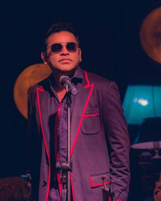 त्यांचे संगीत जगभरातील करोडो लोकांच्या हृदयात आहे. संगीताच्या दुनियेतला तो एक सुपरस्टार आहे, ज्यांच्या गीत आणि संगीताचा कोणीच नाद करू शकत नाही. असं जरी असलं तरी या संगीतकाराचे बालपण सुखाचे नव्हते. वयाच्या 9 व्या वर्षी वडिलांना गमावल्यानंतर त्यांना खूप त्रास सहन करावा लागला. वयाच्या 11 व्या वर्षी त्यांनी शाळा सोडली आणि कामाला सुरुवात केली. आई करीमा बेगम आणि बहिणीने एका मुलाखतीत एआर रहमान यांच्या आयुष्यातील काही अज्ञात पैलू उलगडले होते. (फोटो क्रेडिट्स: Instagram @arrahman)