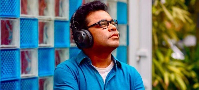 एआर रहमान यांचे पहिले गाणे ऐकून आईच्या डोळ्यात अश्रू तरळले. लहान वयात एआर रहमान त्यांच्या वडिलांची संगीत रचना सुधारत असल्याचे देखील त्यांच्या आईने यावेळी सांगितले. एआर रहमान यांचे वडील आर के शेखर हे देखील संगीतकार होते. एआर. रहमान आपल्या वडिलांचे संगीत ऐकायचे आणि तेच वाजवण्याचा प्रयत्न करायचे. काही वेळा त्यांनी सुरातही बदल केले. वडिलांना आश्चर्य वाटायचे की एवढं लहान मूल आपला सूर कसा बदलू शकतो. नंतर ते आपल्या मुलाचे सूर गाण्यात वापरत असत.