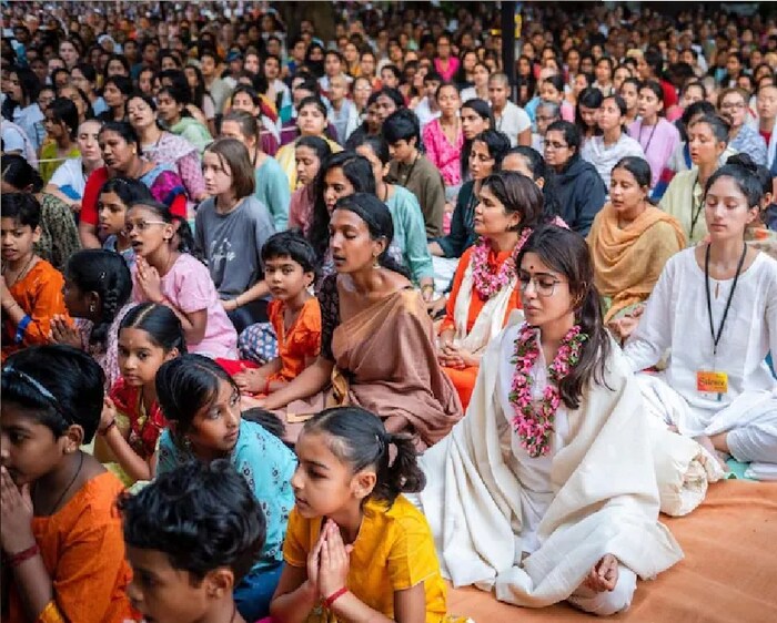 समांथाने ईशा योग केंद्राला भेट दिली आणि ती आता अध्यात्म यात्रेद्वारे तिच्या आरोग्यावर योग्य उपचार करेल असे दिसते. तामिळनाडूतील कोईम्बतूर येथील ईशा योग केंद्राला भेट देताना तिनं तिच्या प्रवासाची पहिली झलक शेअर केली आहे. या फोटोती ती सद्गुरूंच्या सूचनांचे पालन करून नामस्मरण करताना दिसतेय.