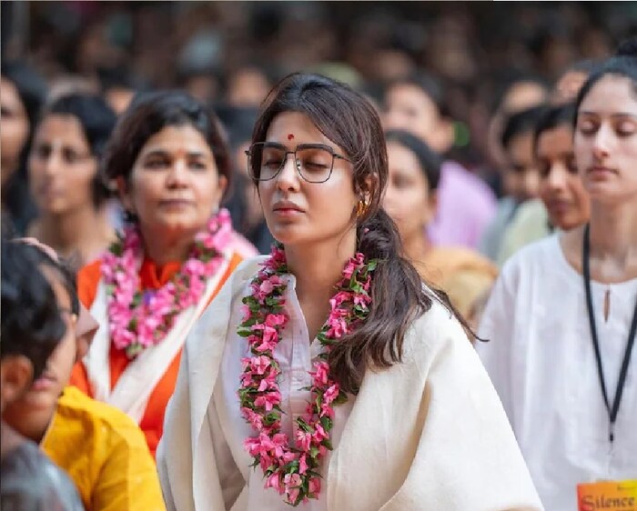 समांथाने योग केंद्रातील काही फोटो इन्स्टावर शेअर केली आहेत. या फोटोंमध्ये अभिनेत्री लोकांच्या समूहासोबत ध्यान करताना दिसत आहे. तिनं पांढरा कुर्ता आणि गळ्यात फुलांची माळ घातलेली दिसत आहे. याशिवाय तिनं कपाळावर टिका लावला आहे. समांथाने निसर्गाची काही सुंदर झलक देखील शेअर केली आहे. यामध्ये मोराचा डान्सही शेअर केला आहे. फोटोमध्ये अभिनेत्री एखाद्या सेलिब्रिटीसारखी नाही तर एका सामान्य माणसासारखी जमिनीवर बसून सर्वांसोबत ध्यान करताना दिसत होती.