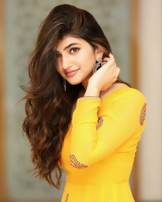 साऊथ सिनेसृष्टीतील ही नवीन अभिनेत्री ही 'ब्युटी विथ ब्रेन'चे उत्तम उदाहरण आहे. एकीकडे ती तिच्या सुंदर लूकने लाखो प्रेक्षकांच्या हृदयाची धडधड वाढवत आहे, तर दुसरीकडे ती एका सामान्य मुलीप्रमाणे वैद्यकीय शास्त्राचे शिक्षण घेत आहे. तिने रवी तेजासोबत काम केले आहे आणि पुढे ती काही उत्तम चित्रपटांमध्ये दिसणार आहे. आम्ही जिच्याबद्दल बोलत आहोत ती दुसरी कोणी नसून सुंदर तरुण अभिनेत्री श्रीलीला आहे.