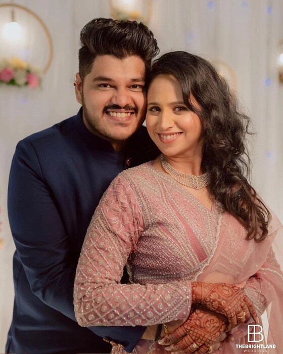 स्वानंदीने काल रविवारी 23 जुलैला साखरपु़ड्याचा फोटो पोस्ट केला. या फोटोवर एका युजरने कमेंट केली आहे की, किती सुंदर दिसत आहात. कुठेही मेकअपचा भपका नाही, अतिशय सोबर पण तितकीच गरजेची ज्वेलरी, आणि सगळ्यात महत्वाचं साडी नेसली आहेस.. खूपच गोड.. अभिनंदन दोघांचे. ही कमेंट सध्या चांगलीच चर्चेत आहे