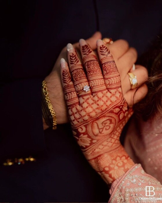 स्वानंदी टिकेकर आणि आशिष कुलकर्णीने शुक्रवारी रात्री एक फोटो शेअर केला होता. यात स्वानंदीच्या हातावर मेहंदी रंगलेली दिसत होती. तर स्वानंदीचा बॉयफ्रेंड तिच्या गालावर किस करताना दिसतो आहे.