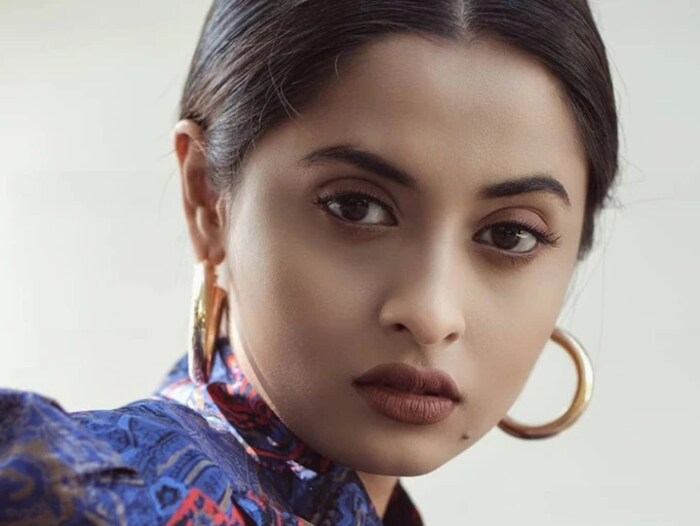 ही अभिनेत्री मल्याळम अभिनेत्री अर्थनू बिनू आहे. तिनं तिचे वडील आणि अभिनेता विजयकुमार आपल्या घरात प्रवेश करतानाचा एक व्हिडिओ शेअर केला आहे. घटस्फोट होऊनही तिचे वडील तिच्या कुटुंबात अराजकता निर्माण करत असल्याचे अभिनेत्रीचे म्हणणे आहे. अभिनेत्रीने विजयकुमारवर धमकी दिल्याचा आरोप केला आहे.