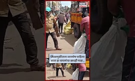 Kolhapur गणेश विसर्जनाच्या मिरवणुकीनंतर रस्त्यावर साचला अक्षरश: चपलांचा खच #shorts