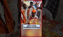 Sharmila Thackeray यांनी शिवसैनिकांना मिठाई वाटत दिल्या दसऱ्याच्या शुभेच्छा | Marathi News N18S
