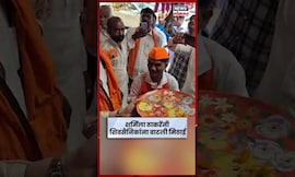 Sharmila Thackeray यांनी शिवसैनिकांना मिठाई वाटत दिल्या दसऱ्याच्या शुभेच्छा | Marathi News N18S