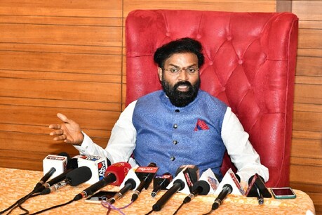 ಅದೆಷ್ಟು ಬಾರಿ ರಾಜೀನಾಮೆ ನೀಡಿದ್ದಾರೆ ಶ್ರೀರಾಮುಲು? ಬಳ್ಳಾರಿಯಲ್ಲಿ ಎಷ್ಟು ಉಪ ಚುನಾವಣೆ ನಡೆದಿದೆ ಗೊತ್ತಾ? ಅದೆಷ್ಟು ಬಾರಿ ರಾಜೀನಾಮೆ ನೀಡಿದ್ದಾರೆ ಶ್ರೀರಾಮುಲು? ಬಳ್ಳಾರಿಯಲ್ಲಿ ಎಷ್ಟು ಉಪ ಚುನಾವಣೆ ನಡೆದಿದೆ ಗೊತ್ತಾ?