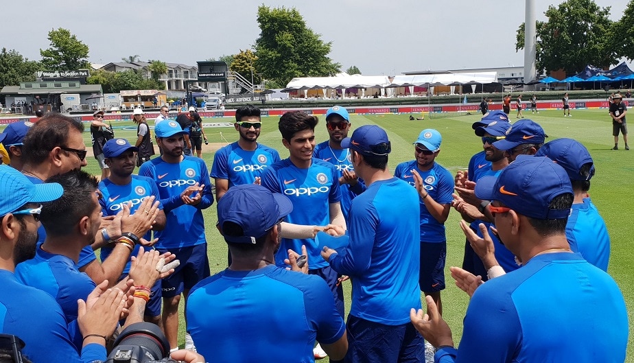 ಎಂ ಎಸ್ ಧೋನಿಯಿಂದ ಕ್ಯಾಪ್ ಪಡೆಯುವ ಮೂಲಕ ಶುಭ್ಮನ್ ಗಿಲ್ ಅವರು ಅಂತರಾಷ್ಟ್ರೀಯಏಕದಿನ ಕ್ರಿಕೆಟ್ಗೆ ಇಂದಿನ ಪಂದ್ಯದಲ್ಲಿ ಪದಾರ್ಪಣೆ ಮಾಡಿದರು ಎಂ ಎಸ್ ಧೋನಿಯಿಂದ ಕ್ಯಾಪ್ ಪಡೆಯುವ ಮೂಲಕ ಶುಭ್ಮನ್ ಗಿಲ್ ಅವರು ಅಂತರಾಷ್ಟ್ರೀಯಏಕದಿನ ಕ್ರಿಕೆಟ್ಗೆ ಇಂದಿನ ಪಂದ್ಯದಲ್ಲಿ ಪದಾರ್ಪಣೆ ಮಾಡಿದರು