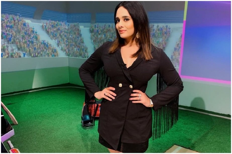  ಕಲರ್ಫುಲ್ ಟೂರ್ನಿಯಲ್ಲಿ ಮತ್ತಷ್ಟು ರಂಗೇರಿಸಲು ಹಾಟ್ ಅಂಡ್ ಬ್ಯುಟಿಫುಲ್ ನಿರೂಪಕಿಯರ ಪಟ್ಟಿಯನ್ನ ಬಿಡುಗಡೆ ಮಾಡಲಾಗಿದೆ. ಆದರೆ, ಅನೇಕ ಸೀಸನ್​ಗಳಿಂದ ನಿರೂಪಕಿ ಆಗಿ ಐಪಿಎಲ್ ಭಾಗವಾಗಿದ್ದ ಕ್ರಿಕೆಟಿಗ ಸ್ಟುವರ್ಟ್ ಬಿನ್ನಿ ಪತ್ನಿ ಮಯಾಂತಿ ಲ್ಯಾಂಗರ್​ರನ್ನು ಕೈಬಿಟ್ಟಿದ್ದಾರೆ.