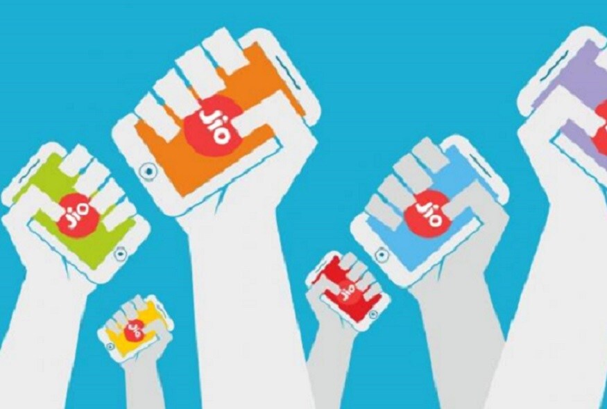  ಜಿಯೋ ಕ್ರಿಕೆಟ್ ಪ್ಲೇ ಅಲಾಂಗ್ ಆಟವನ್ನು ಮೈಜಿಯೊ ಅಪ್ಲಿಕೇಶನ್‌ನಲ್ಲಿರುವ ಜಿಯೋ ಎನ್ಗೇಜ್ ವಿಭಾಗದಲ್ಲಿ ಪ್ರವೇಶಿಸಬಹುದು. ಮೈಜಿಯೋ ಆ್ಯಪ್​ ಗೂಗಲ್ ಪ್ಲೇ ಸ್ಟೋರ್ ಮತ್ತು ಆಪಲ್ ಆಪ್ ಸ್ಟೋರ್‌ನಿಂದ ಡೌನ್‌ಲೋಡ್ ಮಾಡಿಕೊಳ್ಳಬಹುದಾಗಿದೆ.