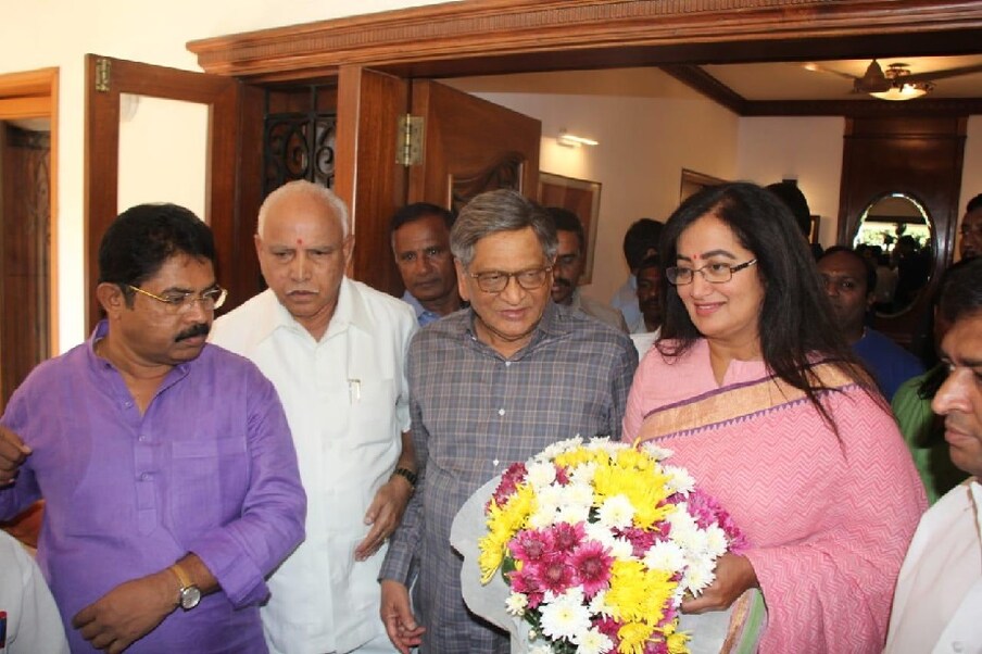  ಮಂಡ್ಯದಲ್ಲಿ ಮೈತ್ರಿ ಅಭ್ಯರ್ಥಿ ನಿಖಿಲ್​ ಕುಮಾರಸ್ವಾಮಿ ವಿರುದ್ಧ ಭರ್ಜರಿ ಗೆಲುವು ಸಾಧಿಸಿದ ಬಳಿಕ ಸುಮಲತಾ ಅಂಬರೀಶ್​ ಇದೇ ಮೊದಲ ಬಾರಿಗೆ ಬಿಜೆಪಿ ರಾಜ್ಯಾಧ್ಯಕ್ಷ ಬಿಎಸ್​ ಯಡಿಯೂರಪ್ಪ ಹಾಗೂ ಹಿರಿಯ ನಾಯಕ ಎಸ್​ಎಂ ಕೃಷ್ಣ ಅವರನ್ನು ಭೇಟಿ ಮಾಡಿದ್ದಾರೆ.