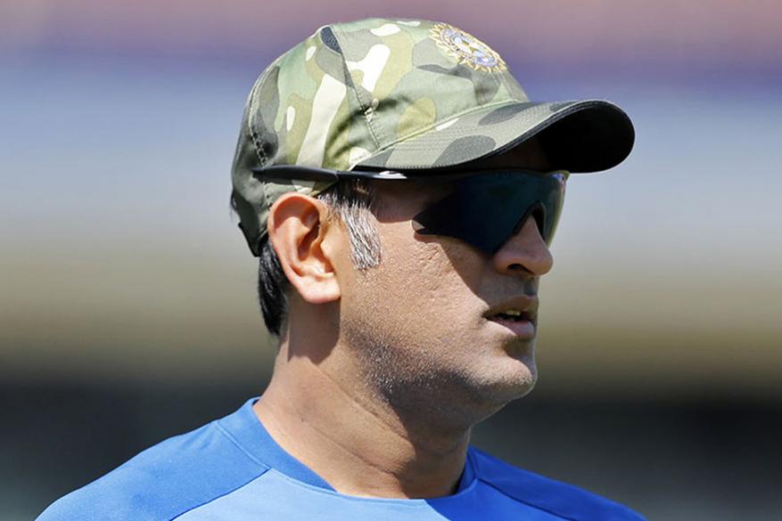 ಗಪ್ಟಿಲ್ ಎಸೆದ ಚೆಂಡು ನೇರವಾಗಿ ವಿಕೆಟ್ಗೆ ಬಡಿಯಿತು. ಧೋನಿ ರನೌಟ್ಗೆ ಬಲಿಯಾದರು. ಈ ಒಂದು ರನೌಟ್ನೊಂದಿಗೆ ಕೋಟ್ಯಾಂತರ ಭಾರತೀಯ ಅಭಿಮಾನಿಗಳ ವಿಶ್ವಕಪ್ ಕನಸು ಕಮರಿ ಹೋಯಿತು. ಗಪ್ಟಿಲ್ ಎಸೆದ ಚೆಂಡು ನೇರವಾಗಿ ವಿಕೆಟ್ಗೆ ಬಡಿಯಿತು. ಧೋನಿ ರನೌಟ್ಗೆ ಬಲಿಯಾದರು. ಈ ಒಂದು ರನೌಟ್ನೊಂದಿಗೆ ಕೋಟ್ಯಾಂತರ ಭಾರತೀಯ ಅಭಿಮಾನಿಗಳ ವಿಶ್ವಕಪ್ ಕನಸು ಕಮರಿ ಹೋಯಿತು.