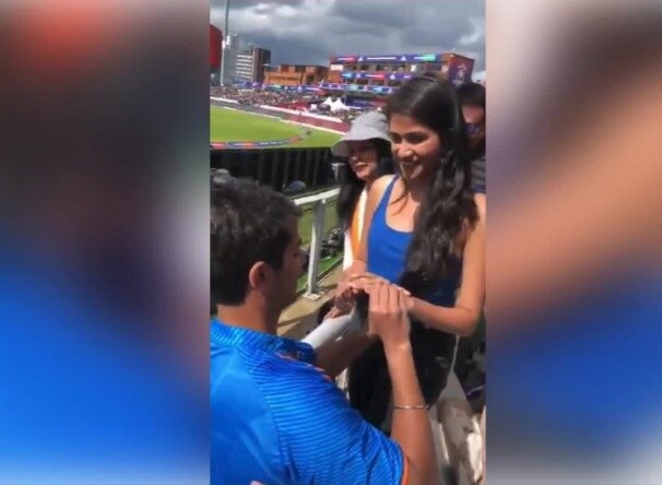 Indian Fan Proposes to Girlfriend During India vs Pakistan ICC Cricket World Cup 2019 Game at Old Trafford is Going Viral Watch Video