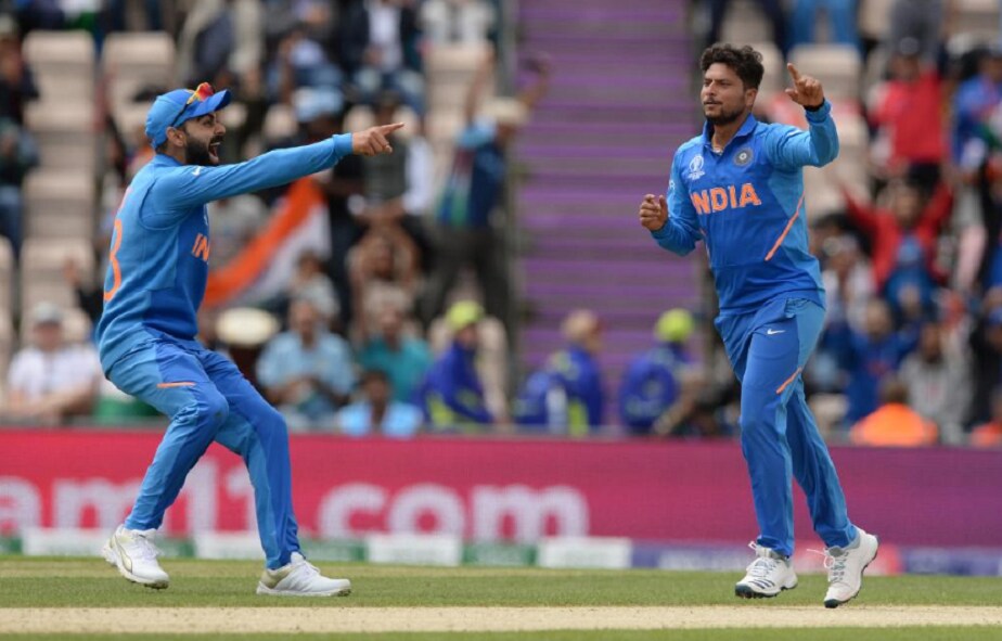 ಫಾಖರ್ ಜಮಾನ್ರ ವಿಕೆಟ್ ಕಿತ್ತು ಸಂಭ್ರಮಿಸುತ್ತಿರುವ ಟೀಂ ಕುಲದೀಪ್ ಯಾದವ್ ಮತ್ತು ನಾಯಕ ವಿರಾಟ್ ಕೊಹ್ಲಿ ಫಾಖರ್ ಜಮಾನ್ರ ವಿಕೆಟ್ ಕಿತ್ತು ಸಂಭ್ರಮಿಸುತ್ತಿರುವ ಟೀಂ ಕುಲದೀಪ್ ಯಾದವ್ ಮತ್ತು ನಾಯಕ ವಿರಾಟ್ ಕೊಹ್ಲಿ