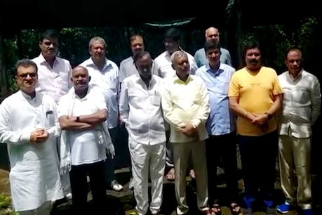 ಮೆಗಾ ಟ್ವಿಸ್ಟ್ನತ್ತ ಕರ್ನಾಟಕ ಪಾಲಿಟಿಕ್ಸ್; ಇಂದೇ ವಿಶ್ವಾಸ ಮತಯಾಚನೆಯಾದರೆ ಅನರ್ಹಗೊಳ್ತಾರಾ ಅತೃಪ್ತ ಶಾಸಕರು? ಮೆಗಾ ಟ್ವಿಸ್ಟ್ನತ್ತ ಕರ್ನಾಟಕ ಪಾಲಿಟಿಕ್ಸ್; ಇಂದೇ ವಿಶ್ವಾಸ ಮತಯಾಚನೆಯಾದರೆ ಅನರ್ಹಗೊಳ್ತಾರಾ ಅತೃಪ್ತ ಶಾಸಕರು?