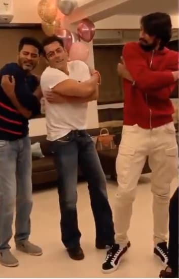 Prabhudeva teaching dance to Salman and Sudeep