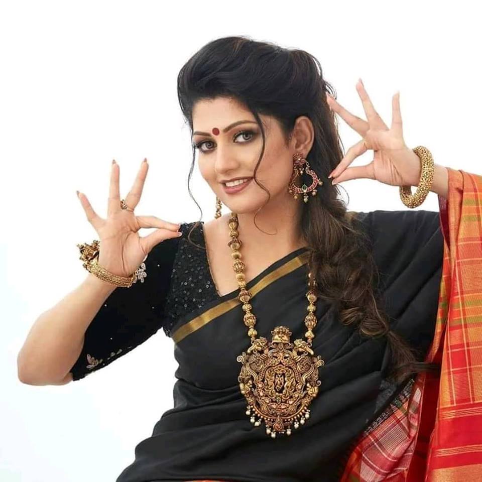 ಇನ್ನು ಟೀಸರ್ ನೋಡಿದ ಅಪಾರ ಮೆಚ್ಚುಗೆ ವ್ಯಕ್ತಪಡಿಸಿದ ರಾಧಿಕಾ ಕುಮಾರಸ್ವಾಮಿ, ಖುದ್ದು ಅವರೇ ಅಚ್ಚರಿಗೊಂಡಿರುವುದಾಗಿ ತಿಳಿಸಿದ್ದಾರೆ. ಇನ್ನು ಟೀಸರ್ ನೋಡಿದ ಅಪಾರ ಮೆಚ್ಚುಗೆ ವ್ಯಕ್ತಪಡಿಸಿದ ರಾಧಿಕಾ ಕುಮಾರಸ್ವಾಮಿ, ಖುದ್ದು ಅವರೇ ಅಚ್ಚರಿಗೊಂಡಿರುವುದಾಗಿ ತಿಳಿಸಿದ್ದಾರೆ.