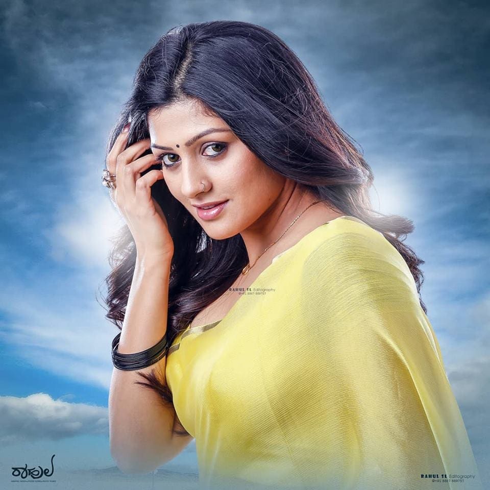 ಮಿತ್ರ, ತಬಲಾ ನಾಣಿ, ಸಾಧುಕೋಕಿಲ, ಮಜಾ ಟಾಕೀಸ್ ಖ್ಯಾತಿಯ ಪವನ್, ವೀಣಾ ಸುಂದರ್, ಹೊನ್ನವಳ್ಳಿ ಕೃಷ್ಣ, ಕೆಂಪೇಗೌಡ, ಗಿರಿ, ಶರತ್, ರಾಜ್ ಬಲ್ವಾಡಿ, ನವೀನ್ ಕೃಷ್ಣ, ಅನುಷಾ ರೈ, ಶರಣ್, ಬೇಬಿ ಲಲನಾ ಮುಂತಾದವರು ಈ ಸಿನಿಮಾದಲ್ಲಿ ರಾಧಿಕಾ ಅವರೊಂದಿಗೆ ಬಣ್ಣ ಹಚ್ಚಿದ್ದಾರೆ. ಮಿತ್ರ, ತಬಲಾ ನಾಣಿ, ಸಾಧುಕೋಕಿಲ, ಮಜಾ ಟಾಕೀಸ್ ಖ್ಯಾತಿಯ ಪವನ್, ವೀಣಾ ಸುಂದರ್, ಹೊನ್ನವಳ್ಳಿ ಕೃಷ್ಣ, ಕೆಂಪೇಗೌಡ, ಗಿರಿ, ಶರತ್, ರಾಜ್ ಬಲ್ವಾಡಿ, ನವೀನ್ ಕೃಷ್ಣ, ಅನುಷಾ ರೈ, ಶರಣ್, ಬೇಬಿ ಲಲನಾ ಮುಂತಾದವರು ಈ ಸಿನಿಮಾದಲ್ಲಿ ರಾಧಿಕಾ ಅವರೊಂದಿಗೆ ಬಣ್ಣ ಹಚ್ಚಿದ್ದಾರೆ.