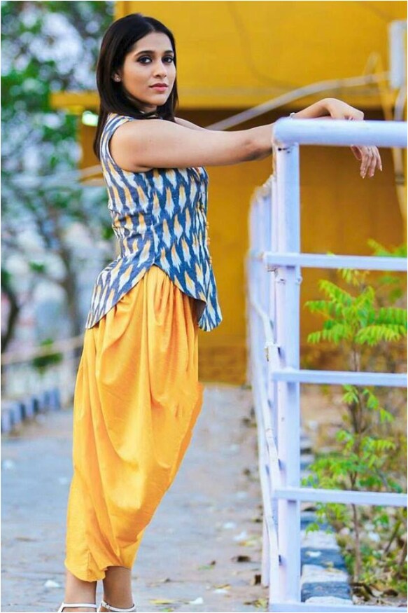 ಹಾಟ್ ಫೋಟೋಶೂಟ್ನಿಂದಲೇ ಬೆಂಕಿ ಹೊತ್ತಿಸುತ್ತಿರುವ ರಶ್ಮಿ ಗೌತಮ್