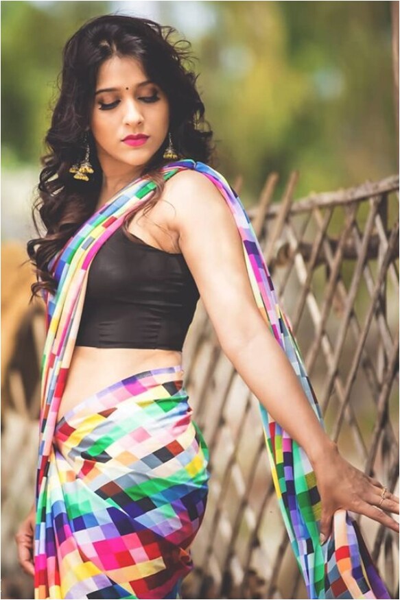 ಹಾಟ್ ಫೋಟೋಶೂಟ್ನಿಂದಲೇ ಬೆಂಕಿ ಹೊತ್ತಿಸುತ್ತಿರುವ ರಶ್ಮಿ ಗೌತಮ್
