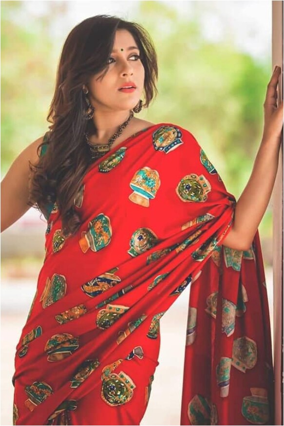 ಹಾಟ್ ಫೋಟೋಶೂಟ್ನಿಂದಲೇ ಬೆಂಕಿ ಹೊತ್ತಿಸುತ್ತಿರುವ ರಶ್ಮಿ ಗೌತಮ್