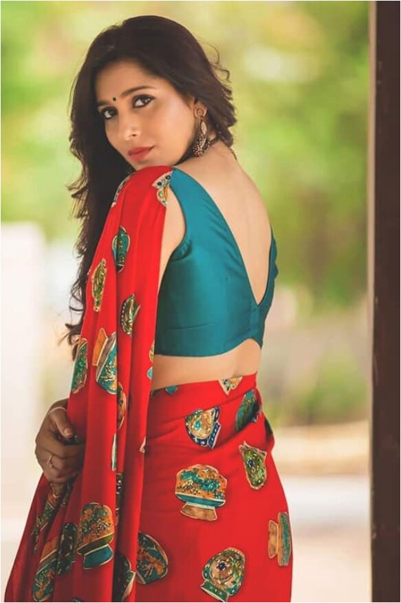 ಹಾಟ್ ಫೋಟೋಶೂಟ್ನಿಂದಲೇ ಬೆಂಕಿ ಹೊತ್ತಿಸುತ್ತಿರುವ ರಶ್ಮಿ ಗೌತಮ್