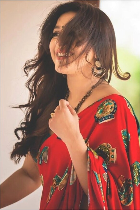 ಹಾಟ್ ಫೋಟೋಶೂಟ್ನಿಂದಲೇ ಬೆಂಕಿ ಹೊತ್ತಿಸುತ್ತಿರುವ ರಶ್ಮಿ ಗೌತಮ್