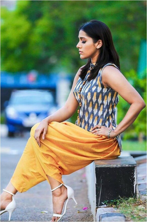 ಹಾಟ್ ಫೋಟೋಶೂಟ್ನಿಂದಲೇ ಬೆಂಕಿ ಹೊತ್ತಿಸುತ್ತಿರುವ ರಶ್ಮಿ ಗೌತಮ್