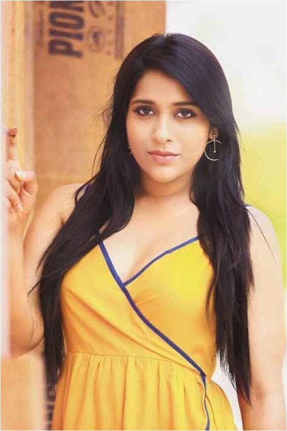ಹಾಟ್ ಫೋಟೋಶೂಟ್ನಿಂದಲೇ ಬೆಂಕಿ ಹೊತ್ತಿಸುತ್ತಿರುವ ರಶ್ಮಿ ಗೌತಮ್