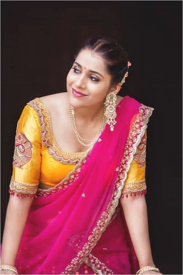 ಹಾಟ್ ಫೋಟೋಶೂಟ್ನಿಂದಲೇ ಬೆಂಕಿ ಹೊತ್ತಿಸುತ್ತಿರುವ ರಶ್ಮಿ ಗೌತಮ್