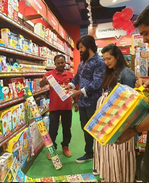 Rocking star Yash and his wife Radhika Pandit gone for a shopping for her Ayra