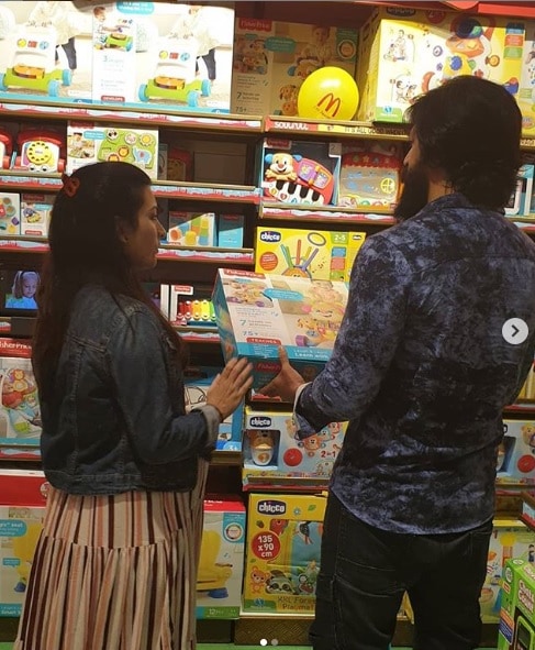 Rocking star Yash and his wife Radhika Pandit gone for a shopping for her Ayra