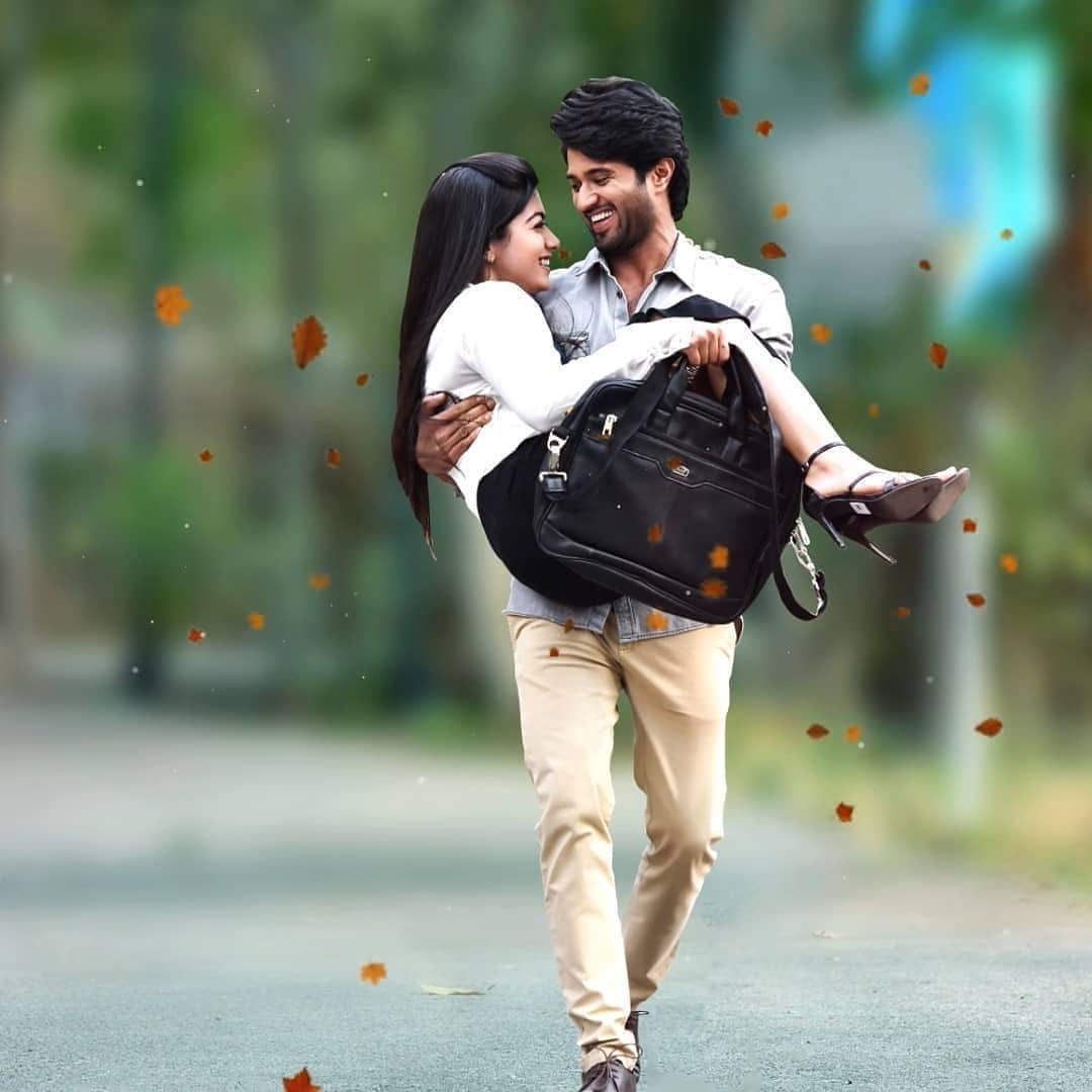 ಇನ್ನು ತೆಲುಗಿನಲ್ಲಿ ರಶ್ಮಿಕಾ-ವಿಜಯ್ ನಡುವೆ ಕೆಮಿಷ್ಟ್ರಿ ಬಗ್ಗೆ ಬಿಡಿಸಿ ಹೇಳಬೇಕಾದ ಅವಶ್ಯಕತೆಯಿಲ್ಲ. ಇಬ್ಬರು ಜೋಡಿಯಾಗಿ ಕಾಣಿಸಿರುವ ಚಿತ್ರಗಳು ಬ್ಯಾಕ್ ಟು ಬ್ಯಾಕ್ ಹಿಟ್ ಲೀಸ್ಟ್ಗೆ ಸೇರಿದೆ. ಇನ್ನು ತೆಲುಗಿನಲ್ಲಿ ರಶ್ಮಿಕಾ-ವಿಜಯ್ ನಡುವೆ ಕೆಮಿಷ್ಟ್ರಿ ಬಗ್ಗೆ ಬಿಡಿಸಿ ಹೇಳಬೇಕಾದ ಅವಶ್ಯಕತೆಯಿಲ್ಲ. ಇಬ್ಬರು ಜೋಡಿಯಾಗಿ ಕಾಣಿಸಿರುವ ಚಿತ್ರಗಳು ಬ್ಯಾಕ್ ಟು ಬ್ಯಾಕ್ ಹಿಟ್ ಲೀಸ್ಟ್ಗೆ ಸೇರಿದೆ.