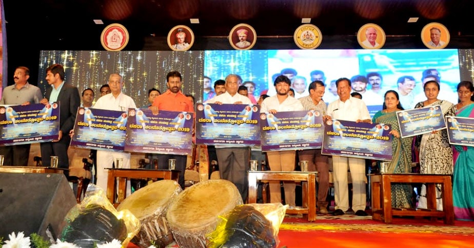 ಕಾರ್ಯಕ್ರಮದಲ್ಲಿ ಮೈಸೂರು ಉಸ್ತುವಾರಿ ಸಚಿವ ವಿ ಸೋಮಣ್ಣ, ಶಾಸಕರಾದ ಎಲ್ .ನಾಗೇಂದ್ರ,ಸಂದೇಶ್ ನಾಗರಾಜ್, ಜಿಲ್ಲಾಧಿಕಾರಿ ಅಭಿರಾಮ್ ಶಂಕರ್, ಪೊಲೀಸ್ ಆಯುಕ್ತ ಕೆ.ಟಿ.ಬಾಲಕೃಷ್ಣ, ಜಿಲ್ಲಾ ಪೊಲೀಸ್ ವರಿಷ್ಠಾಧಿಕಾರಿ ರಿಷ್ಯಂತ್ ಮತ್ತಿತ್ತರು ವೇದಿಕೆ ಮೇಲಿದ್ದರು ಕಾರ್ಯಕ್ರಮದಲ್ಲಿ ಮೈಸೂರು ಉಸ್ತುವಾರಿ ಸಚಿವ ವಿ ಸೋಮಣ್ಣ, ಶಾಸಕರಾದ ಎಲ್ .ನಾಗೇಂದ್ರ,ಸಂದೇಶ್ ನಾಗರಾಜ್, ಜಿಲ್ಲಾಧಿಕಾರಿ ಅಭಿರಾಮ್ ಶಂಕರ್, ಪೊಲೀಸ್ ಆಯುಕ್ತ ಕೆ.ಟಿ.ಬಾಲಕೃಷ್ಣ, ಜಿಲ್ಲಾ ಪೊಲೀಸ್ ವರಿಷ್ಠಾಧಿಕಾರಿ ರಿಷ್ಯಂತ್ ಮತ್ತಿತ್ತರು ವೇದಿಕೆ ಮೇಲಿದ್ದರು