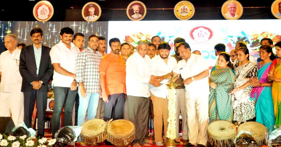 ಈ ಹಿಂದೆ ಪಿವಿ ಸಿಂಧು ಅವರಿಗೆ ಕಾರ್ಯಕ್ರಮ ಉದ್ಘಾಟನೆಗೆ ಆಹ್ವಾನಿಸಲಾಗಿತ್ತು. ಅವರಿಗೆ ಟೂರ್ನಮೆಂಟ್ ಇದ್ದ ಕಾರಣ ಬರಲಾಗಲಿಲ್ಲ. ಈ ಹಿನ್ನೆಲೆ ಗೋಲ್ಡನ್ ಸ್ಟಾರ್ ಗಣೇಶ್ ಈ ಕಾರ್ಯಕ್ರಮ ಉದ್ಘಾಟಿಸಿದರು ಈ ಹಿಂದೆ ಪಿವಿ ಸಿಂಧು ಅವರಿಗೆ ಕಾರ್ಯಕ್ರಮ ಉದ್ಘಾಟನೆಗೆ ಆಹ್ವಾನಿಸಲಾಗಿತ್ತು. ಅವರಿಗೆ ಟೂರ್ನಮೆಂಟ್ ಇದ್ದ ಕಾರಣ ಬರಲಾಗಲಿಲ್ಲ. ಈ ಹಿನ್ನೆಲೆ ಗೋಲ್ಡನ್ ಸ್ಟಾರ್ ಗಣೇಶ್ ಈ ಕಾರ್ಯಕ್ರಮ ಉದ್ಘಾಟಿಸಿದರು